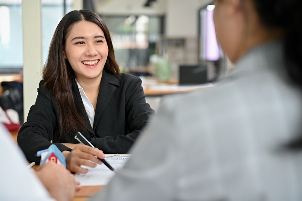 Beautiful,Young,Asian,Female,Real,Estate,Agent,Or,House,Insurance